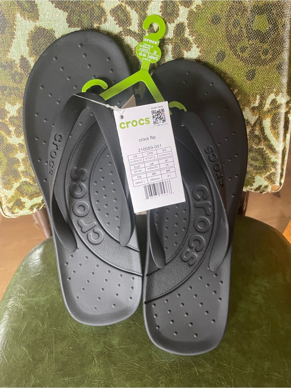 NWT Crocs black flip flop women’s size 12/ men’s size 10